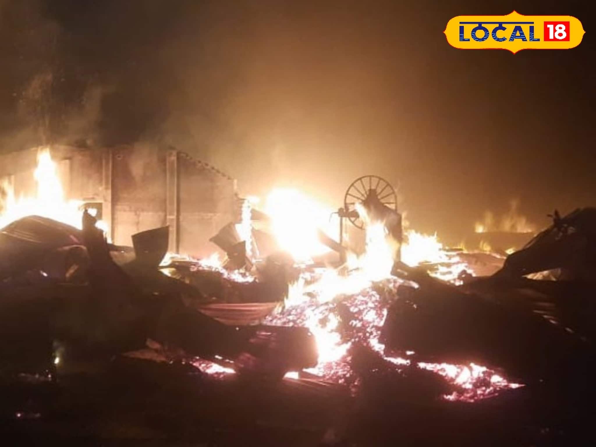 গভীর রাতে ভয়াবহ অগ্নিকাণ্ড! পুড়ে ছাই কাঠ মিল-ইলেকট্রনিক্স গোডাউন, আহত ১