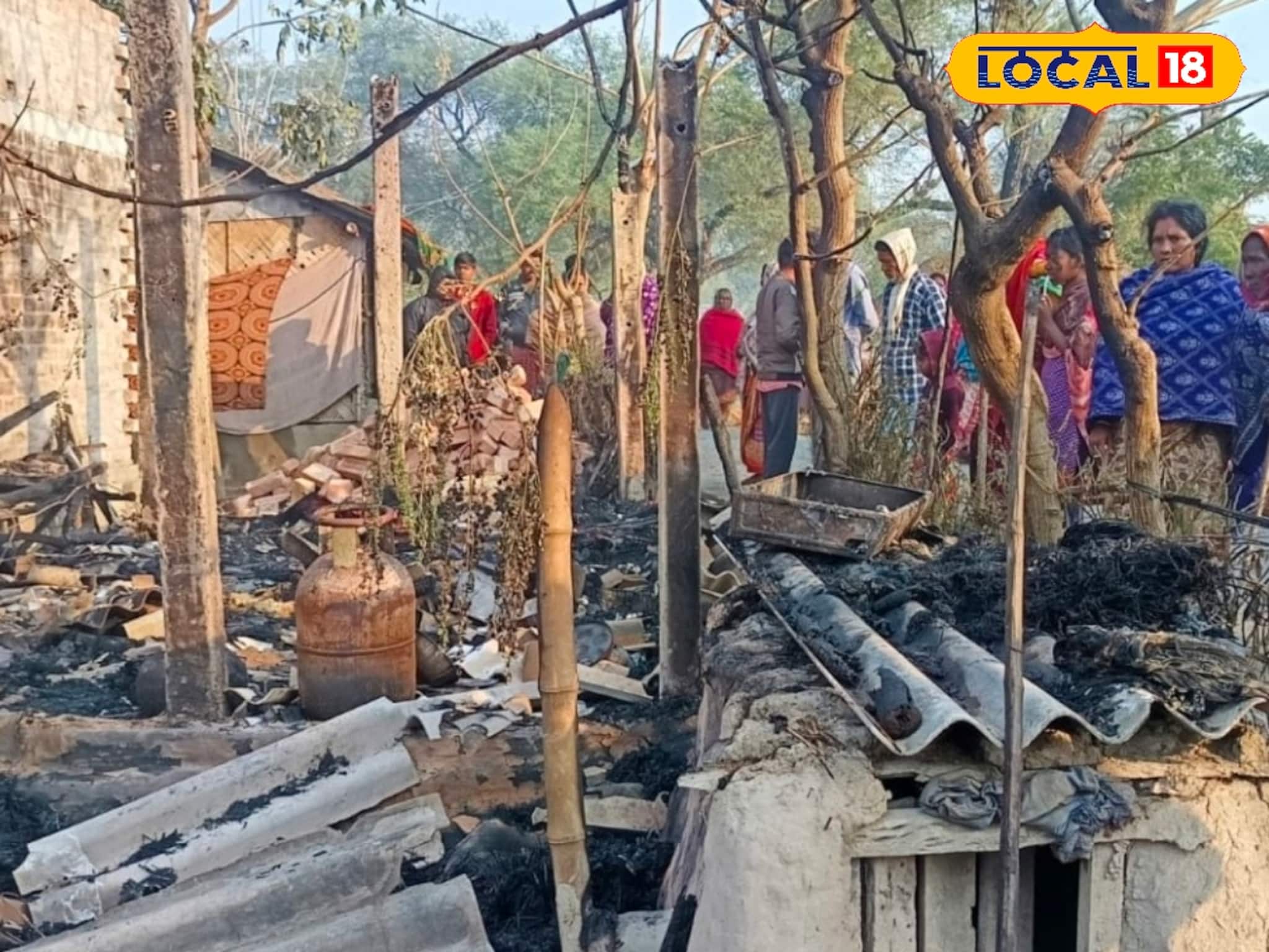 রাতের অন্ধকারে বিধ্বংসী অগ্নিকাণ্ড উত্তর ২৪ পরগনায়, পুড়ে খাক দোকান-বাড়িঘর