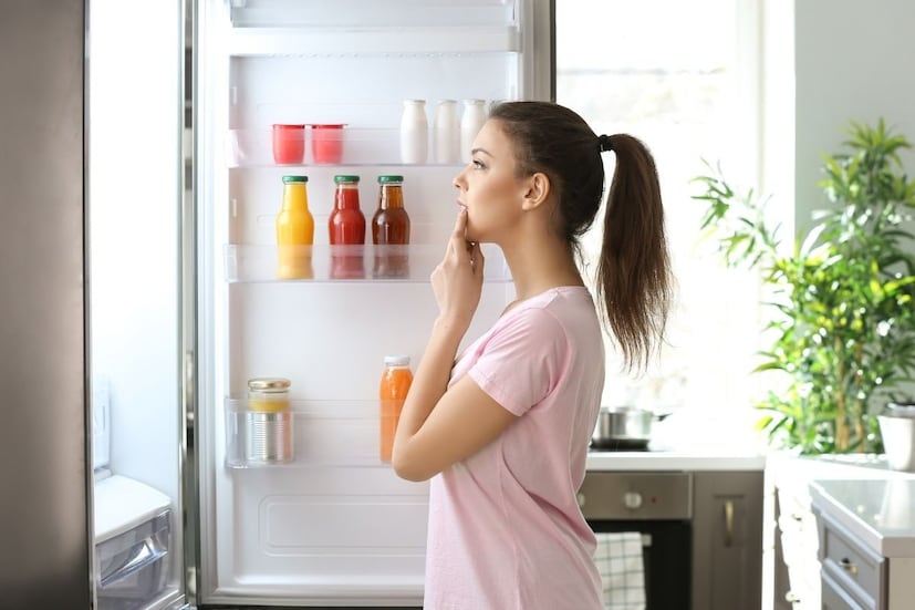 গ্রীষ্ম হোক বা বর্ষা বা শীত- আমাদের রান্নাঘরের জিনিসপত্র ঠিক রাখার জন্য সবচেয়ে প্রয়োজনীয় যন্ত্র হল রেফ্রিজারেটর। দুধ, তাজা শাকসবজি, তৈরি করে রেখে দেওয়া খাবার, ঠান্ডা জল এই সব বের করার জন্য আমরা দিনে বেশ কয়েকবার রেফ্রিজারেটরের দরজা খুলি। এর মধ্যে অস্বাভাবিক কিছু নেই। সমস্যা হয় বাড়ির বাচ্চাদের নিয়ে। ওরা কিছু বোঝে না, ফ্রিজের দরজা খুললে যে ঠান্ডা ধোঁয়া বের হয়ে আসে, সেটা গায়ে লাগিয়ে আরাম পায়, বার বার সে কারণে ফ্রিজের কাছে গিয়ে দরজা খোলে। আর তখনই বাড়ির বড়রা ধমক দেন, গ্রীষ্ম হোক বা বর্ষা বা শীত- আমাদের রান্নাঘরের জিনিসপত্র ঠিক রাখার জন্য সবচেয়ে প্রয়োজনীয় যন্ত্র হল রেফ্রিজারেটর। দুধ, তাজা শাকসবজি, তৈরি করে রেখে দেওয়া খাবার, ঠান্ডা জল এই সব বের করার জন্য আমরা দিনে বেশ কয়েকবার রেফ্রিজারেটরের দরজা খুলি। এর মধ্যে অস্বাভাবিক কিছু নেই। সমস্যা হয় বাড়ির বাচ্চাদের নিয়ে। ওরা কিছু বোঝে না, ফ্রিজের দরজা খুললে যে ঠান্ডা ধোঁয়া বের হয়ে আসে, সেটা গায়ে লাগিয়ে আরাম পায়, বার বার সে কারণে ফ্রিজের কাছে গিয়ে দরজা খোলে। আর তখনই বাড়ির বড়রা ধমক দেন,