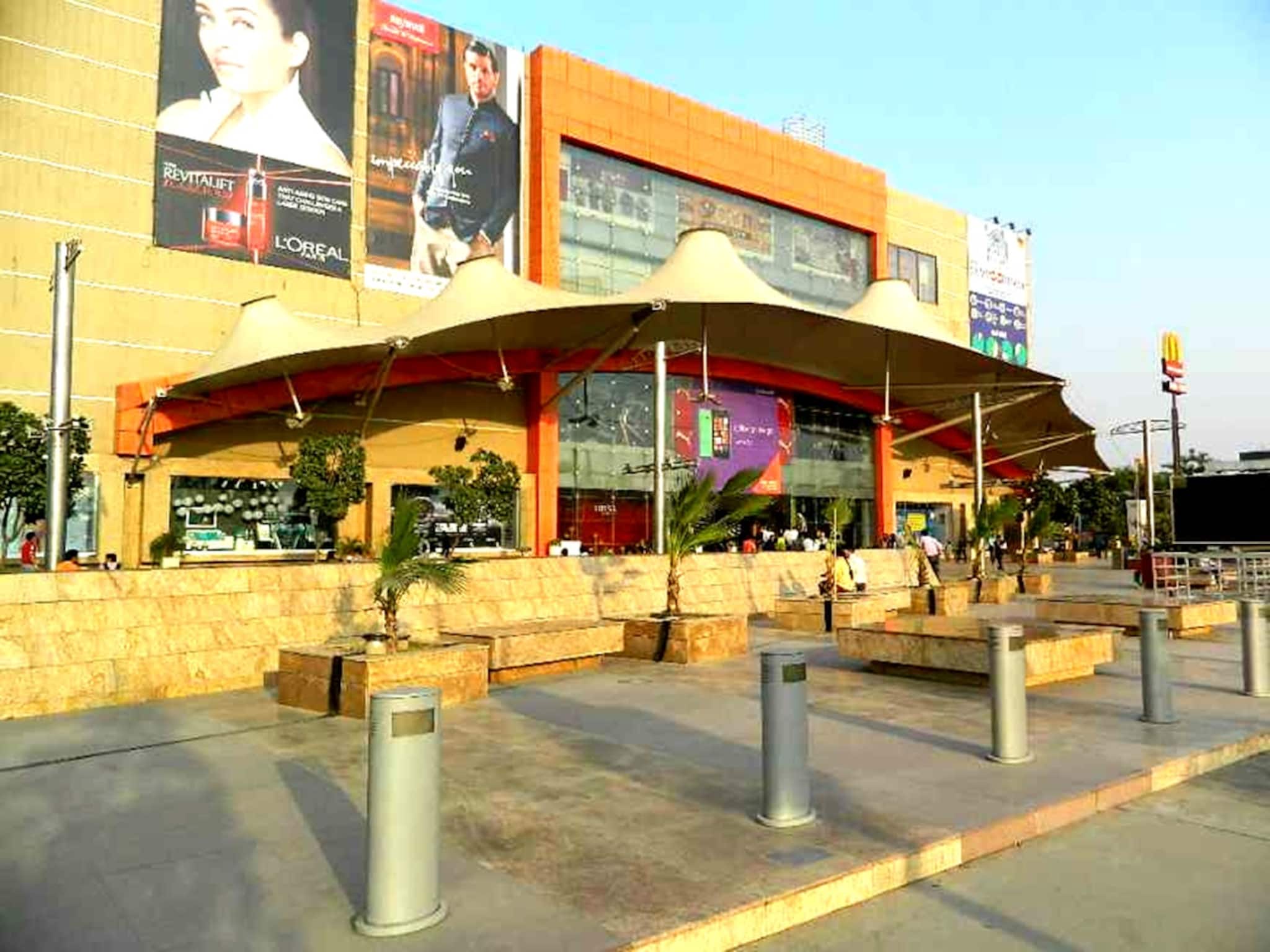 একসময় ক্রেতাদের ভিড়ে জমজমাট থাকা এই বিখ্যাত মল এখন পরিত্যক্ত! কিন্তু কেন জানেন?