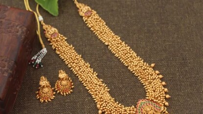 চুরি করে সোনা নিয়ে দোকানে বিক্রি করতে যাওয়াই কাল হল, ধরে পড়ে গেল অভিযুক্ত চোর। ঘটনাটি ঘটেছে ঝাড়গ্রামের জুবিলি মার্কেটে। চুরি করে সোনা নিয়ে দোকানে বিক্রি করতে যাওয়াই কাল হল, ধরে পড়ে গেল অভিযুক্ত চোর। ঘটনাটি ঘটেছে ঝাড়গ্রামের জুবিলি মার্কেটে।