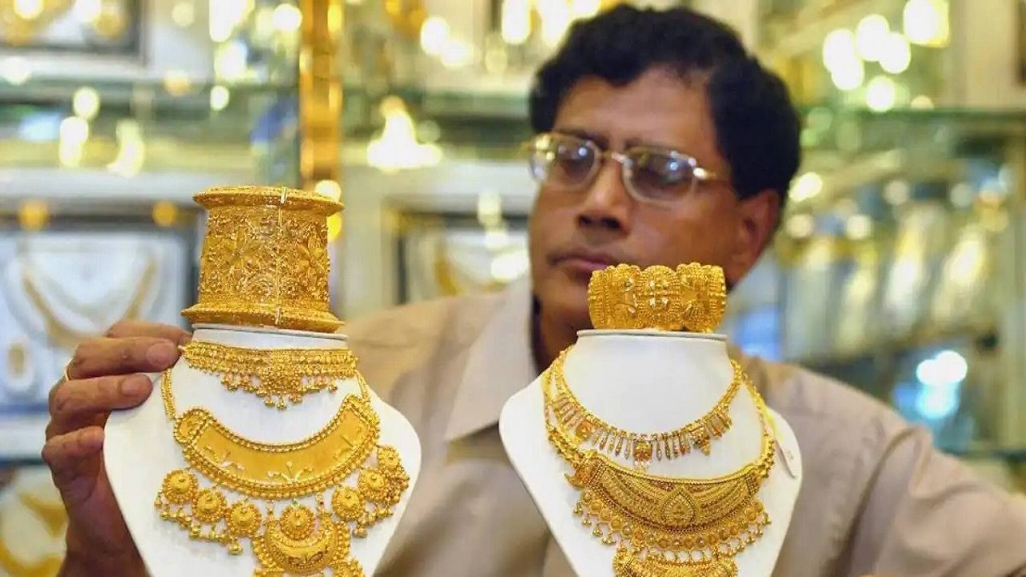 22 Carat Gold Jewellery Set Price: ২২ ক্যারেটের একটি সোনার গয়নার সেট কিনতে এখন কত খরচ হবে এবং মেকিং চার্জই বা কত পড়বে ? হিসেব জানলে চমকে উঠবেন