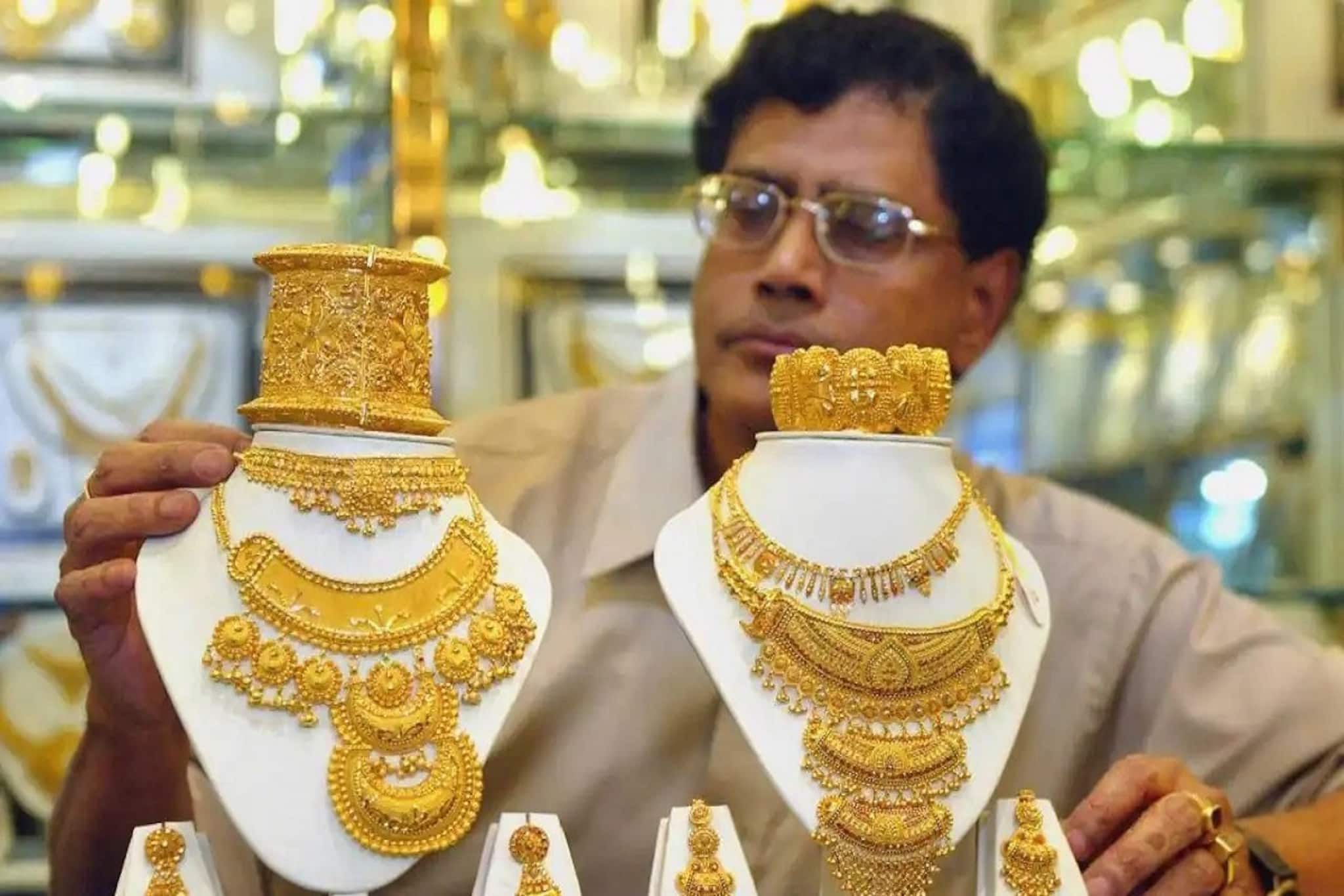 ২২ ক্যারেটের একটি সোনার গয়নার সেট কিনতে এখন কত খরচ হবে এবং মেকিং চার্জই বা কত পড়বে ?