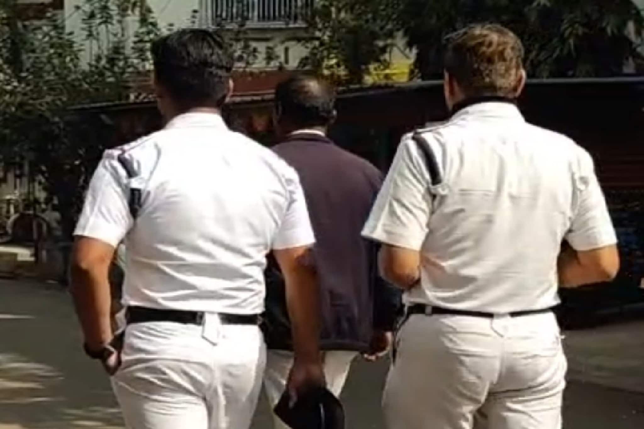 রবীন্দ্র সরোবর কাণ্ডে গ্রেফতার আরও ২! নাম না করে সোনা পাপ্পুর দিকে ইঙ্গিত সরকারি আইনজীবীর রবীন্দ্র সরোবর কাণ্ডে গ্রেফতার আরও ২! নাম না করে সোনা পাপ্পুর দিকে ইঙ্গিত সরকারি আইনজীবীর