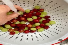 আঙুরে ভর্তি 'পেস্টিসাইডস'...! দূর করার সঠিক উপায় জানেন তো? ফলো করুন এই কয়েকটি 'স্টেপ', ভ্যানিশ হবে রাসায়নিক 'বিষ'!