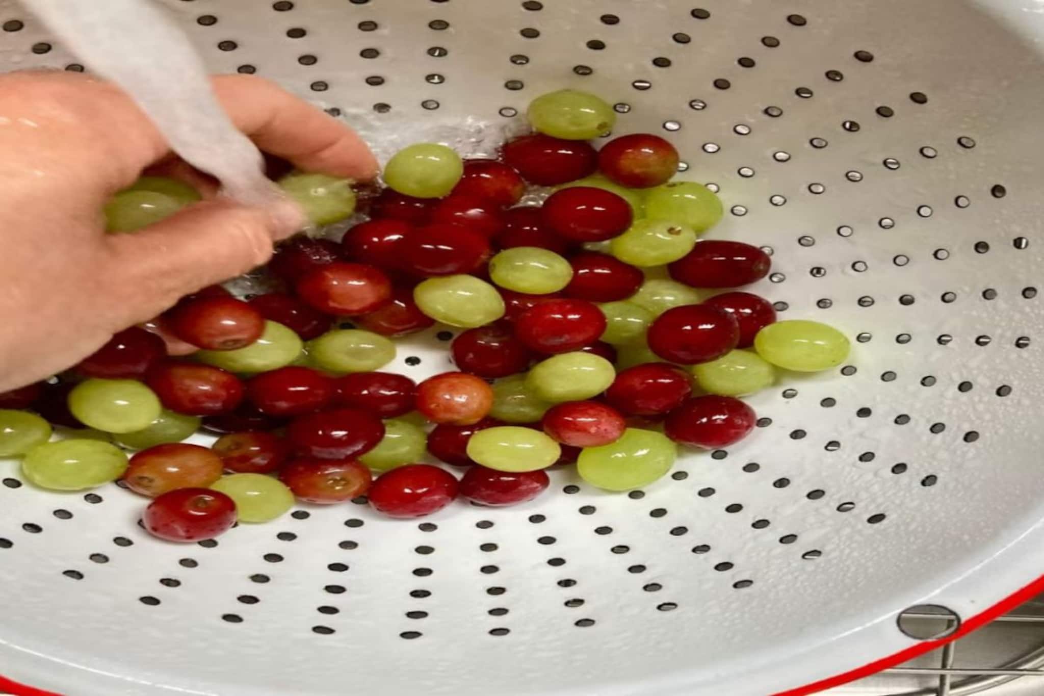 আঙুরে ভর্তি 'পেস্টিসাইডস'...! দূর করার সঠিক উপায় জানেন তো? ফলো করুন এই কয়েকটি 'স্টেপ'