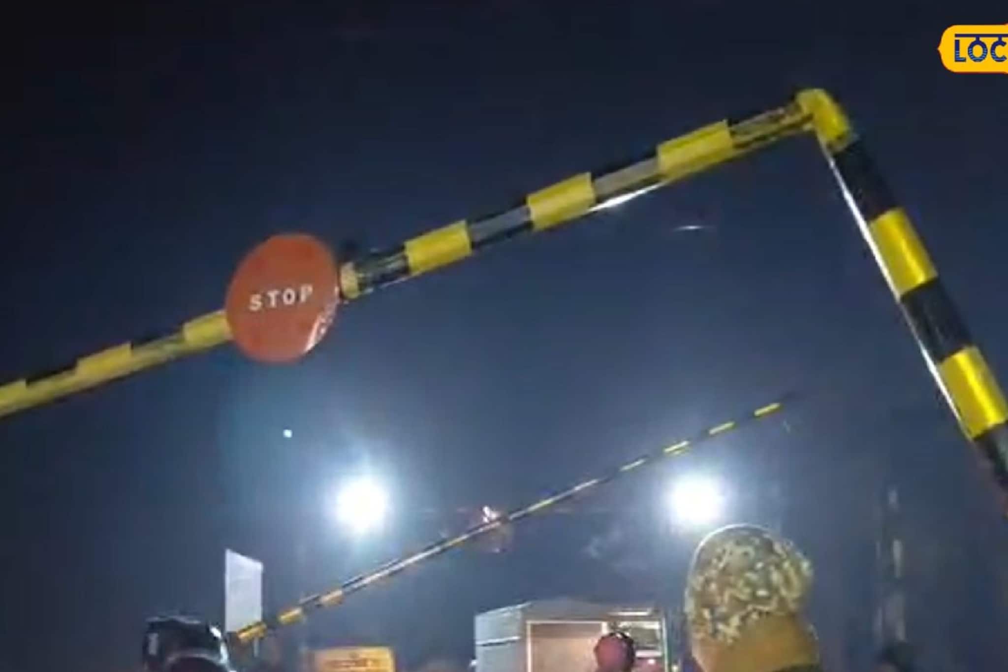 রেলগেট চুরমার করে পালিয়ে গেল ট্রাক, ঘণ্টার পর ঘণ্টা আটকে কয়েকশো গাড়ি! হুলুস্থুল কাণ্ড রেলগেট চুরমার করে পালিয়ে গেল ট্রাক, ঘণ্টার পর ঘণ্টা আটকে কয়েকশো গাড়ি! হুলুস্থুল কাণ্ড
