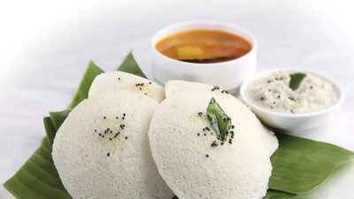  এক গ্লাস চালের সঙ্গে কতটা সুজি দিলে জুঁইফুলের মতো নরম ইডলি হবে, জানেন কি? ঠিক মাপটা লিখে রাখুন।