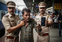 ট্রেনে মোবাইল চুরির পরেই ব্যাঙ্ক অ্যাকাউন্ট থেকে প্রায় ৪০ হাজার টাকা উধাও! রহস্যের জাল ছিঁড়ল পুলিশ