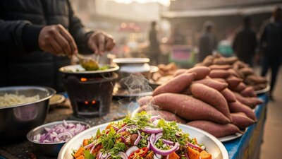 হালকা শীতের রোদ, রাস্তায় ভাজা মিষ্টি আলুর গন্ধ—এই সময়টাতেই বাজারে সবচেয়ে বেশি চোখে পড়ে মিষ্টি আলু। আগে শুধু সেদ্ধ বা পোড়া মিষ্টি আলু খাওয়ার চল ছিল। এখন তার স্বাস্থ্যকর চাট সংস্করণ ঘরে ঘরে জনপ্রিয়। স্বাদে ঝাল-টক-মিষ্টি, পেটে হালকা, আর তেলও লাগে খুব কম। বিকেলে কিছু সুস্বাদু খেতে ইচ্ছে করলে, আবার স্বাস্থ্য নিয়েও সচেতন থাকতে চাইলে মিষ্টি আলুর চাট হতে পারে ভাল বিকল্প।