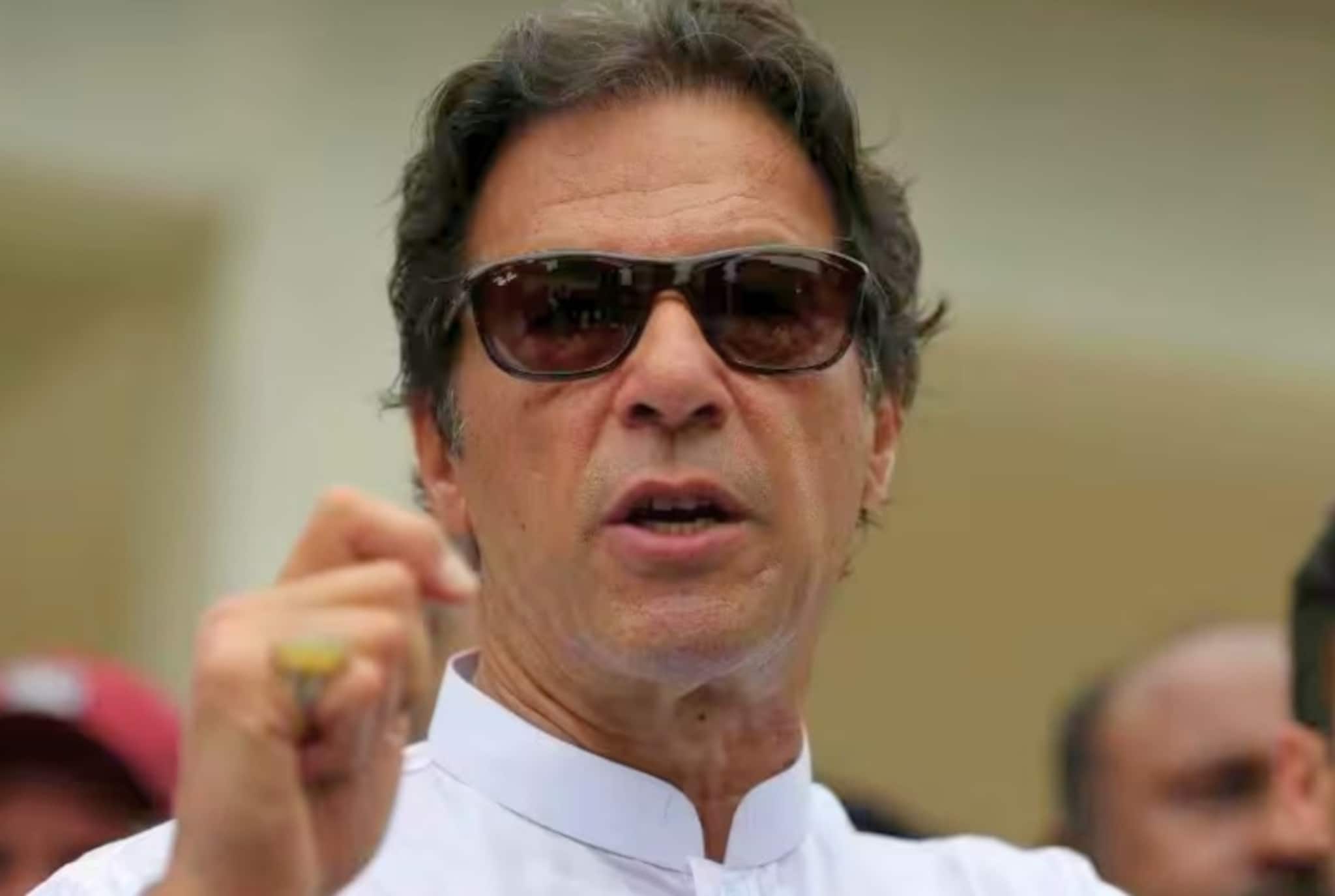 Imran Khan Health News: গোটা দুনিয়া কাঁপানো সুপুরুষ ইমরান খানের ডান চোখে অবশিষ্ট মাত্র ১৫ শতাংশের মতো দৃষ্টিশক্তি? জেলবন্দি প্রাক্তন পাক প্রধানমন্ত্রীর শারীরিক অবস্থা নিয়ে উদ্বেগ