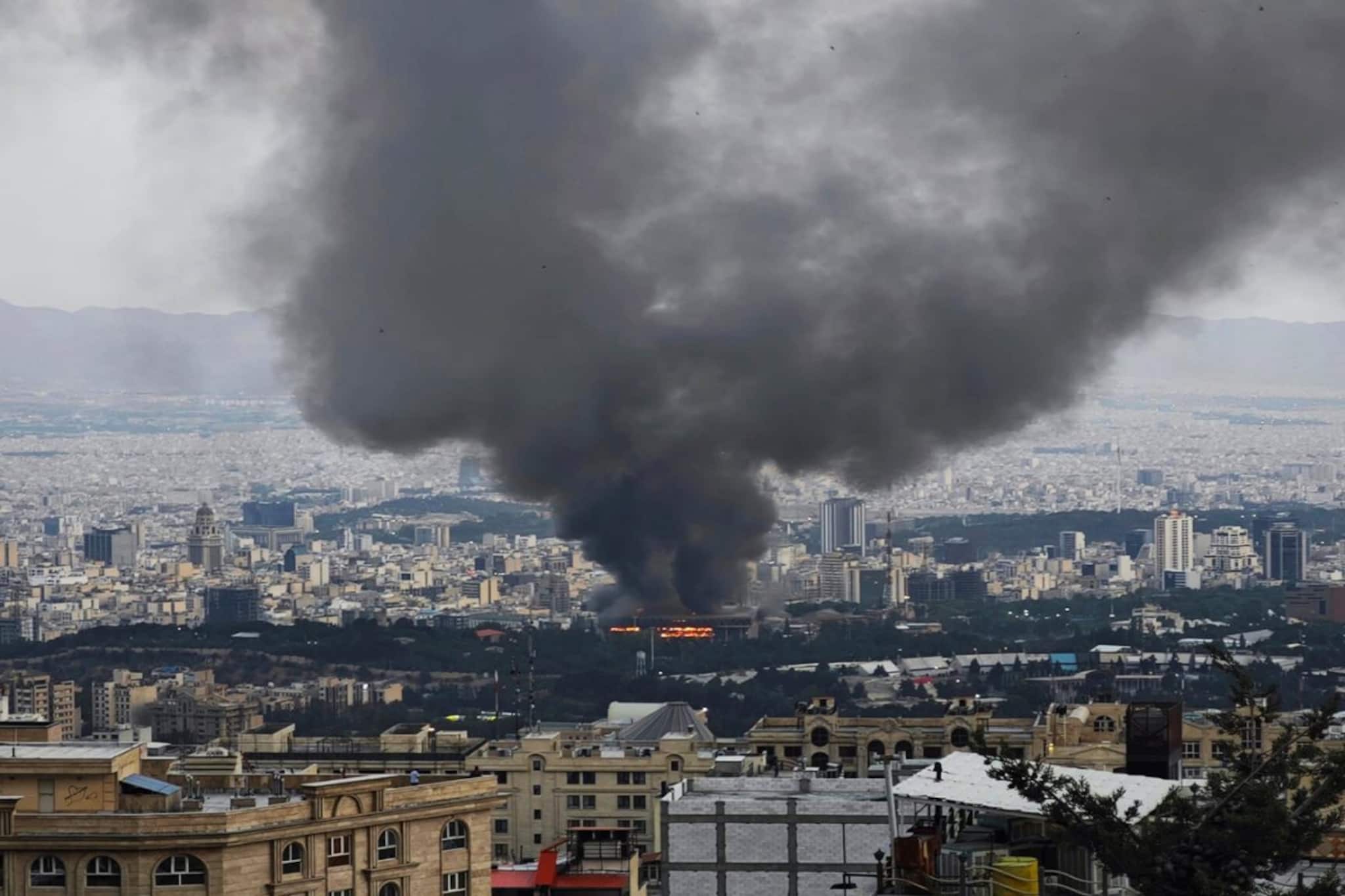 ইরানে ভয়াবহ বিমান হামলা! পরপর বিস্ফোরণ, খামেনেইয়ের বাসভবনেও হামলা!শুরু ‘অপারেশন লায়নস রোর' ইরানে ভয়াবহ বিমান হামলা! পরপর বিস্ফোরণ, খামেনেইয়ের বাসভবনেও হামলা!শুরু ‘অপারেশন লায়নস রোর'