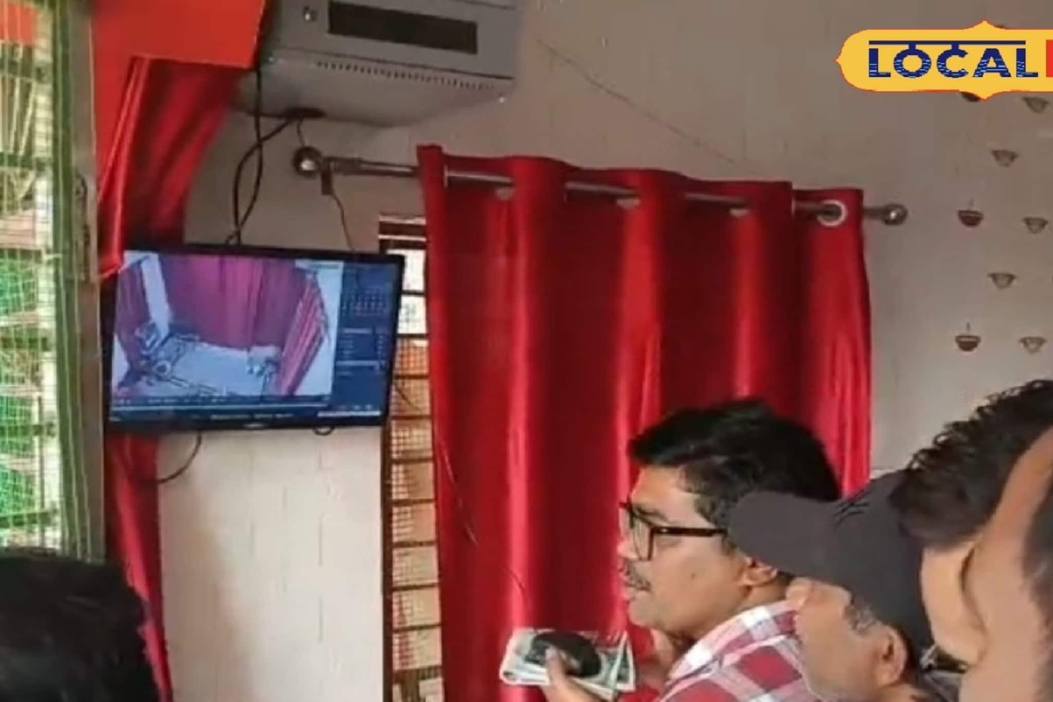 মা কালীর অঙ্গ থেকে গয়না চুরি, গায়েব প্রণামী বাক্স! সিসিটিভিতে ধরা পড়ল চোর দলের তাণ্ডব মা কালীর অঙ্গ থেকে গয়না চুরি, গায়েব প্রণামী বাক্স! সিসিটিভিতে ধরা পড়ল চোর দলের তাণ্ডব