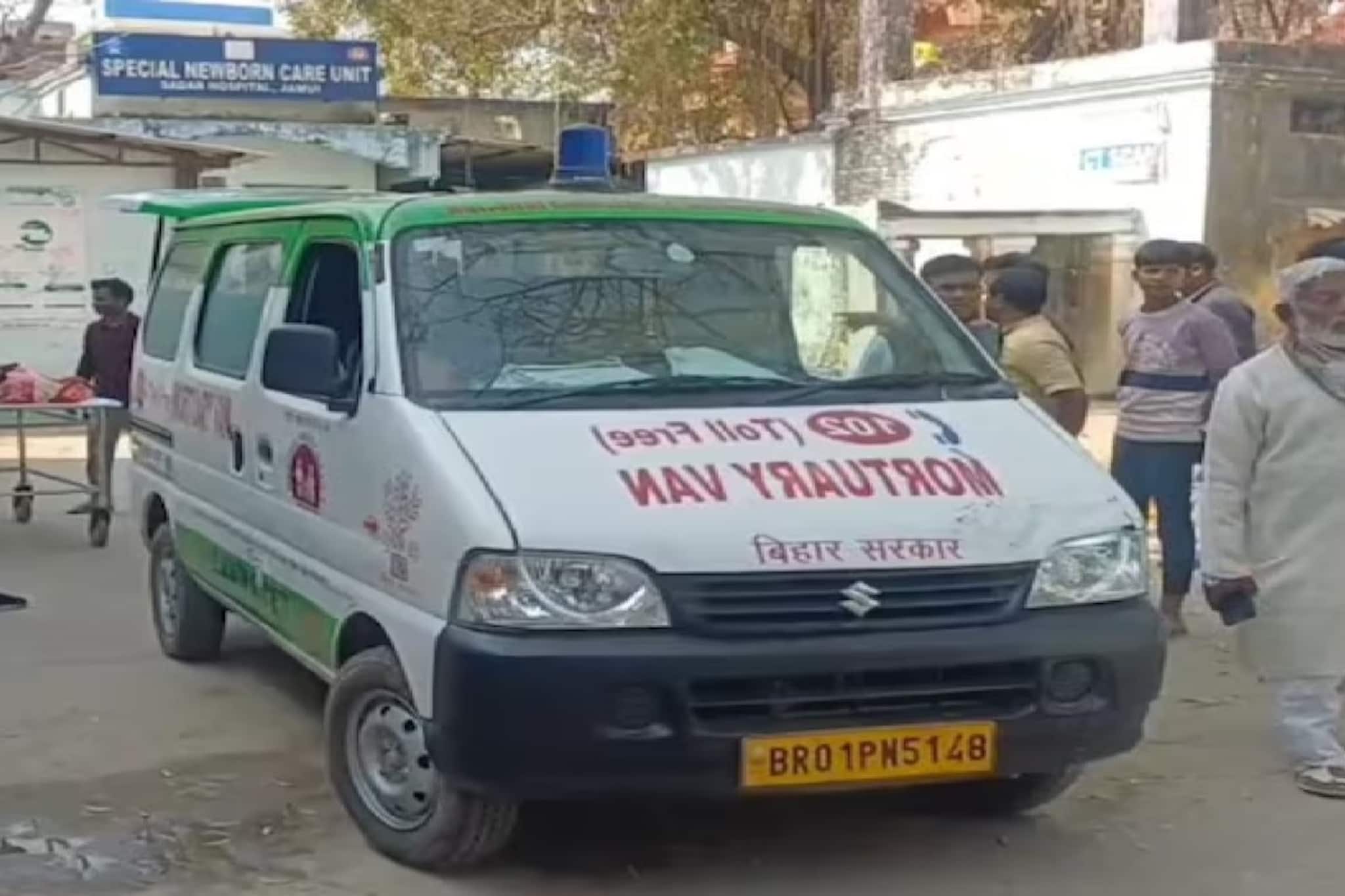 পুত্রসন্তানের জন্ম দিতে পারেননি, স্ত্রীকে গলা কেটে খুনই করে ফেলল ৩ কন্যার বাবা! তার পর? পুত্রসন্তানের জন্ম দিতে পারেননি, স্ত্রীকে গলা কেটে খুনই করে ফেলল ৩ কন্যার বাবা! তার পর?