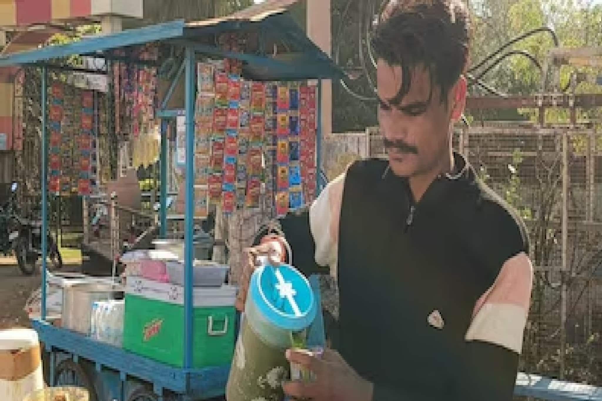 মাত্র ১৫ টাকার একটি 'জুস'! দৈনিক আয়ের পথ খুলে দিল... এই যুবকের গল্প প্রেরণা দেবে আপনাকেও!