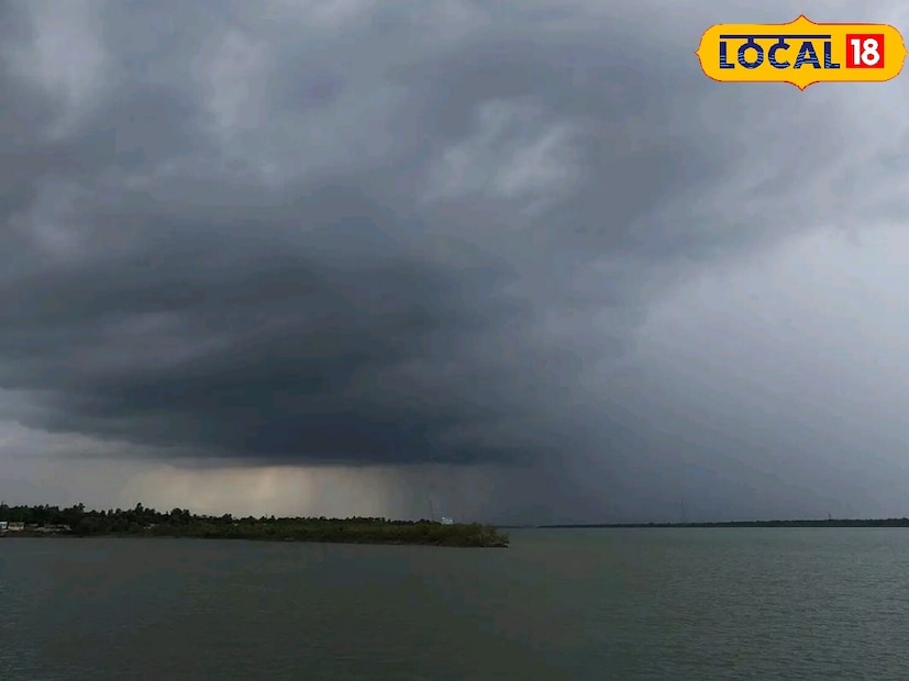 দক্ষিণ-পশ্চিম বঙ্গোপসাগরে তৈরি হওয়া নিম্নচাপ শক্তি হারালেও নতুন করে একটি নিম্নচাপ তৈরীর সম্ভাবনা দেখা দিয়েছে। এছাড়াও একাধিক পশ্চিমী ঝঞ্ঝার কারণে এখন রাজ্যে বেশ কিছু জেলায় বৃষ্টির পূর্বাভাস দিয়েছে হাওয়া অফিস। এমন পরিস্থিতিতে আজ কেমন থাকবে হুগলির আবহাওয়া চলুন দেখে নেওয়া যাক। দক্ষিণ-পশ্চিম বঙ্গোপসাগরে তৈরি হওয়া নিম্নচাপ শক্তি হারালেও নতুন করে একটি নিম্নচাপ তৈরীর সম্ভাবনা দেখা দিয়েছে। এছাড়াও একাধিক পশ্চিমী ঝঞ্ঝার কারণে এখন রাজ্যে বেশ কিছু জেলায় বৃষ্টির পূর্বাভাস দিয়েছে হাওয়া অফিস। এমন পরিস্থিতিতে আজ কেমন থাকবে হুগলির আবহাওয়া চলুন দেখে নেওয়া যাক।