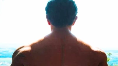 বলিউডে একক নায়ক হিসেবে উল্লেখযোগ্য সাফল্য না থাকলেও জনপ্রিয়তার নিরিখে তিনি পিছিয়ে নেই। ব্যক্তিগত জীবনে দু’দু’টি বিয়ে ভেঙেছে, তবু বর্তমানে তিনি বিবাহিত এক সুপারস্টার অভিনেত্রীর সঙ্গে এবং বিলাসবহুল জীবনযাপন করেন। টেলিভিশনের দুনিয়ায় বিপুল খ্যাতি অর্জন করে বিপুল সম্পত্তির মালিক হয়েছেন করণ সিং গ্রোভার। তাঁর কেরিয়ার, ব্যক্তিগত জীবন এবং আর্থিক সাফল্য ঘিরে কৌতূহল এখনও তুঙ্গে।