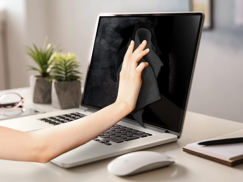 বহু মানুষের জীবনের রোজনামচার অংশ হয়ে উঠেছে ল্যাপটপ। কারণ ল্যাপটপেই চলে অফিসের কাজ। তবে রোজকার অফিসের কাজ করতে করতে ল্যাপটপের স্ক্রিনে ধুলো-ময়লা, আঙুলের ছাপ এবং দাগ জমতে শুরু করে। তাই সেগুলি যদি সঠিক ভাবে পরিষ্কার করা না হয়, তাহলে স্ক্রিনে স্ক্র্যাচের দাগ তৈরি হয়, এমনকী ডিসপ্লে পর্যন্ত খারাপ হয়ে যেতে পারে। তাই ক্ষতি এড়িয়ে ল্যাপটপের স্ক্রিন পরিষ্কার করা উচিত। এর জন্য রয়েছে কিছু সহজ এবং নিরাপদ টিপস। আজকের প্রতিবেদনে সেটাই আলোচনা করে নেওয়া যাক। বহু মানুষের জীবনের রোজনামচার অংশ হয়ে উঠেছে ল্যাপটপ। কারণ ল্যাপটপেই চলে অফিসের কাজ। তবে রোজকার অফিসের কাজ করতে করতে ল্যাপটপের স্ক্রিনে ধুলো-ময়লা, আঙুলের ছাপ এবং দাগ জমতে শুরু করে। তাই সেগুলি যদি সঠিক ভাবে পরিষ্কার করা না হয়, তাহলে স্ক্রিনে স্ক্র্যাচের দাগ তৈরি হয়, এমনকী ডিসপ্লে পর্যন্ত খারাপ হয়ে যেতে পারে। তাই ক্ষতি এড়িয়ে ল্যাপটপের স্ক্রিন পরিষ্কার করা উচিত। এর জন্য রয়েছে কিছু সহজ এবং নিরাপদ টিপস। আজকের প্রতিবেদনে সেটাই আলোচনা করে নেওয়া যাক।