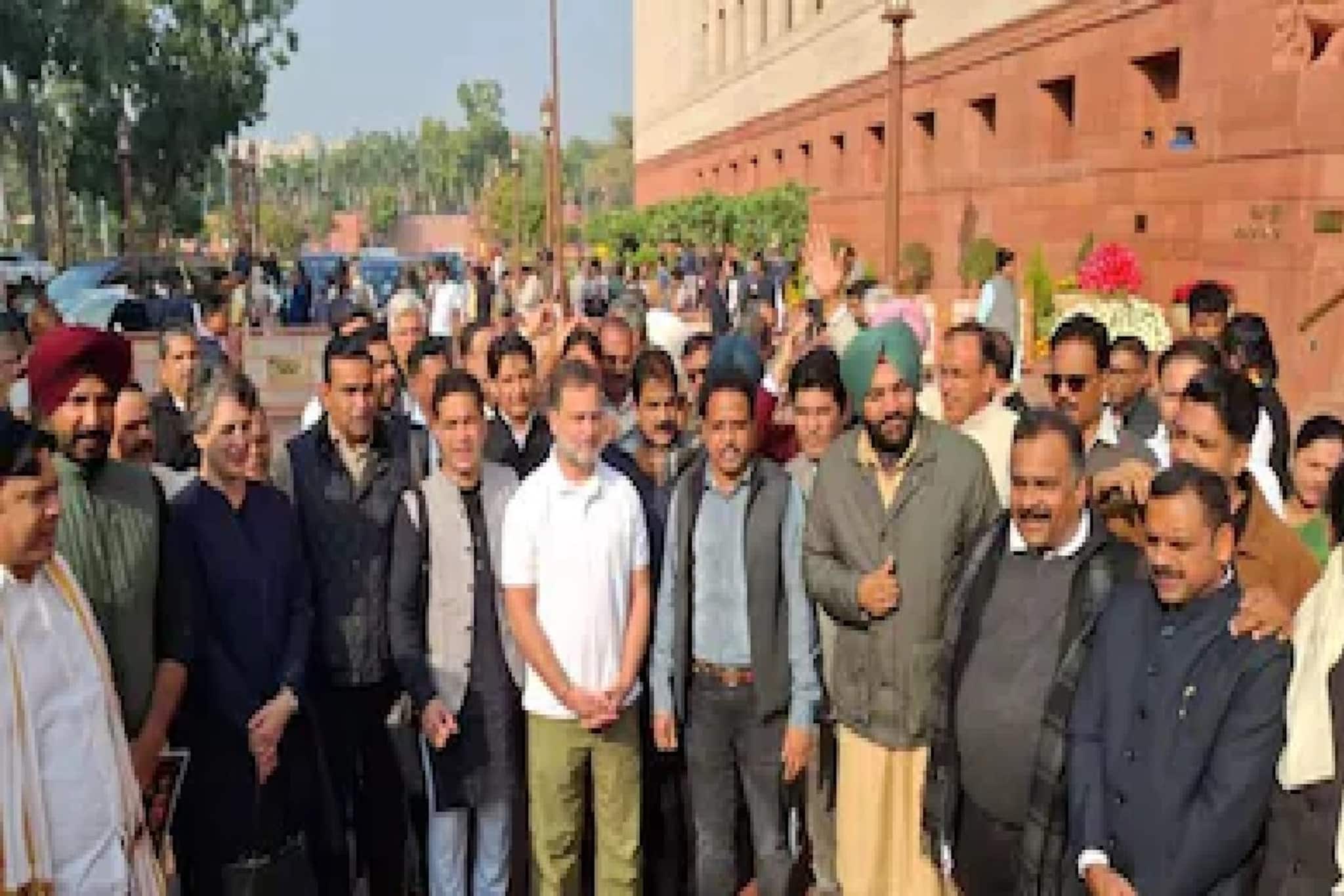 লোকসভায় চেয়ার লক্ষ্য করে কাগজ ছোড়ায় বরখাস্ত ৮ বিরোধী সাংসদ! 'চরম অপমান!' বললেন স্পিকার