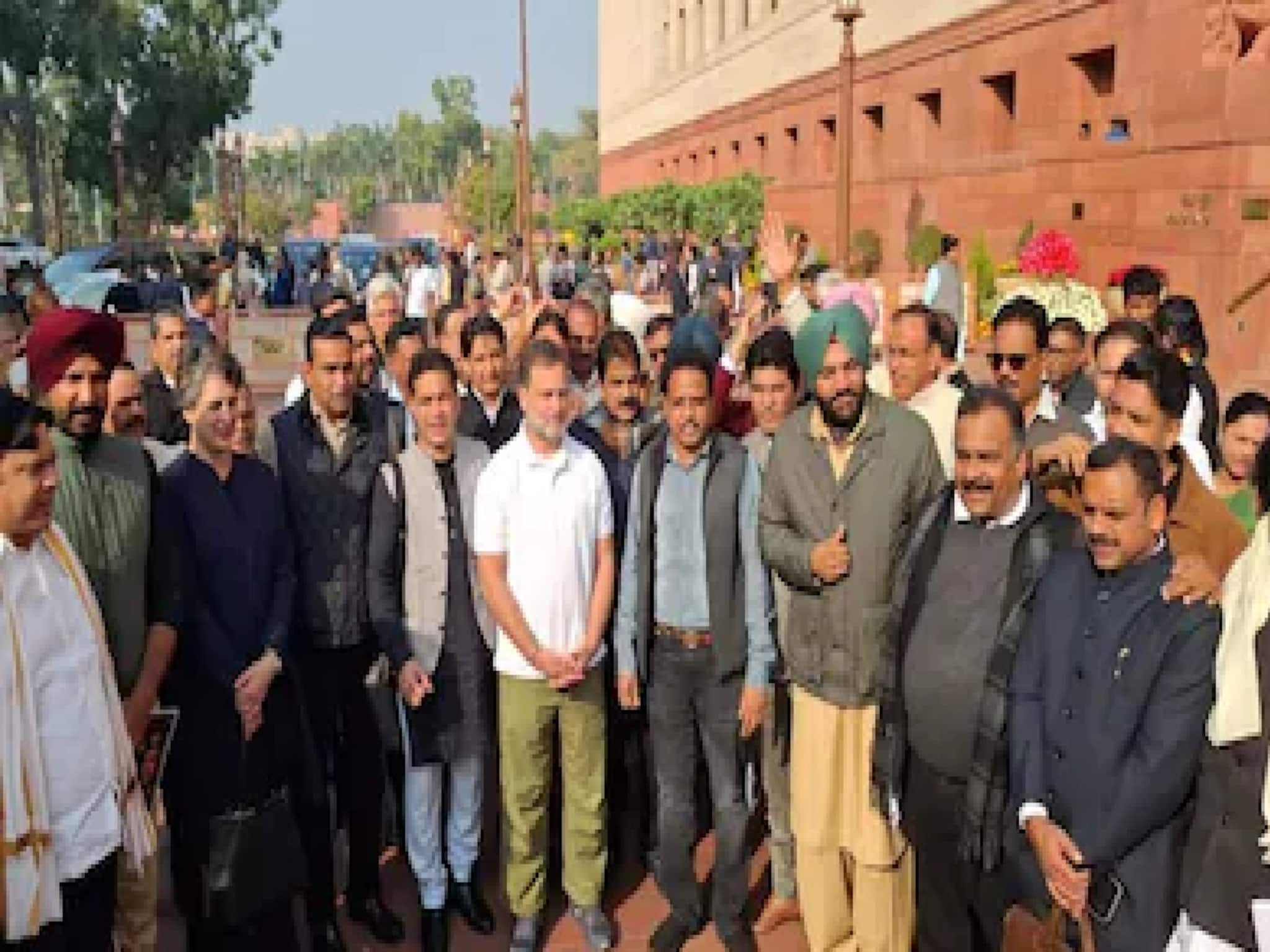 লোকসভায় চেয়ার লক্ষ্য করে কাগজ ছোড়ায় বরখাস্ত ৮ বিরোধী সাংসদ! 'চরম অপমান!' বললেন স্পিকার