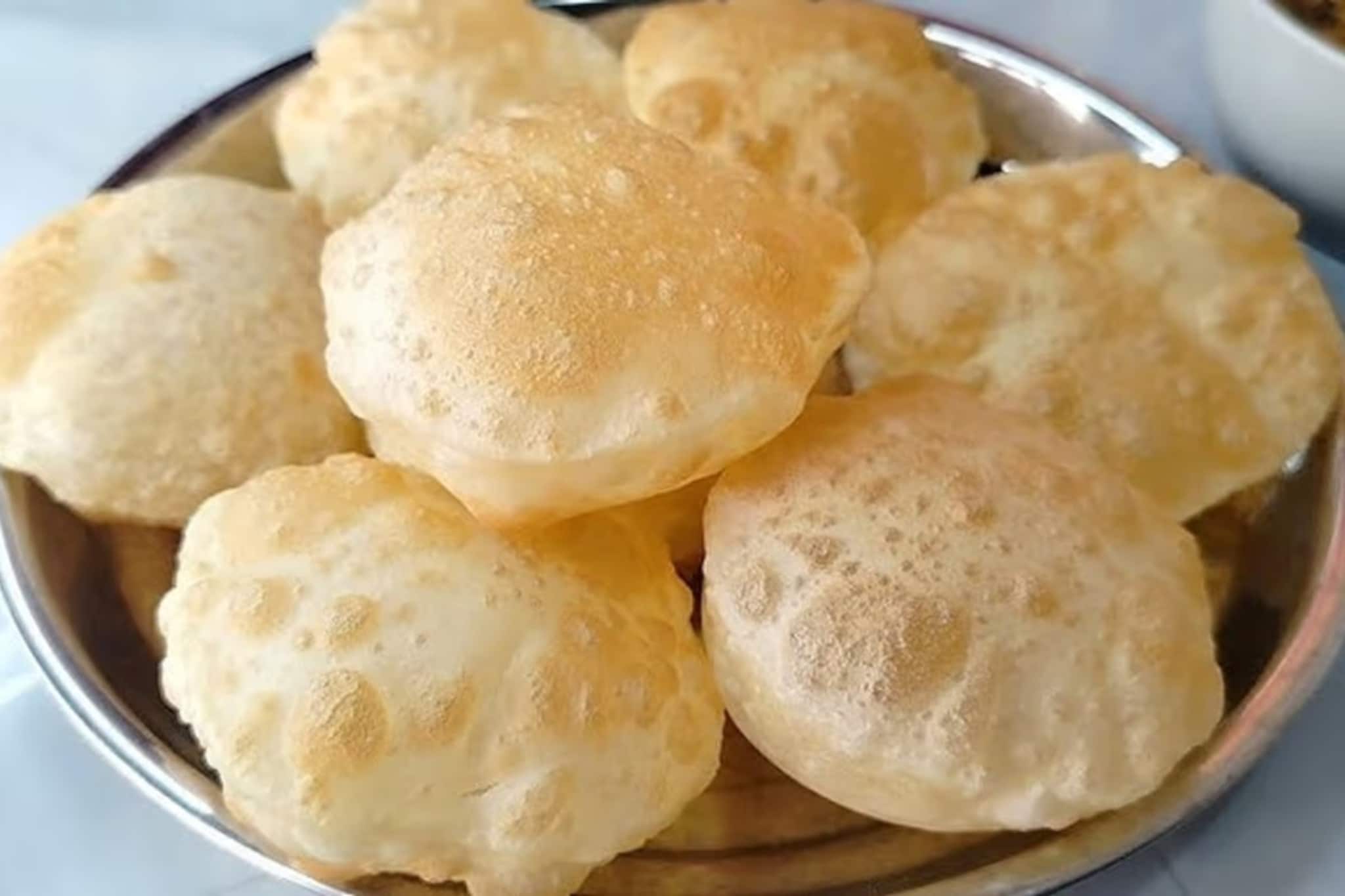 ভাজার আগে গরম তেলে দিন জাস্ট এক চিমটে 'ম্যাজিক'! পাতে উঠবে ফুলকো, ঝরঝরে সুগন্ধী লুচি!