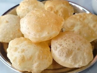 ভাজার আগে গরম তেলে দিন জাস্ট এক চিমটে 'ম্যাজিক'! পাতে উঠবে ফুলকো, ঝরঝরে সুগন্ধী লুচি!