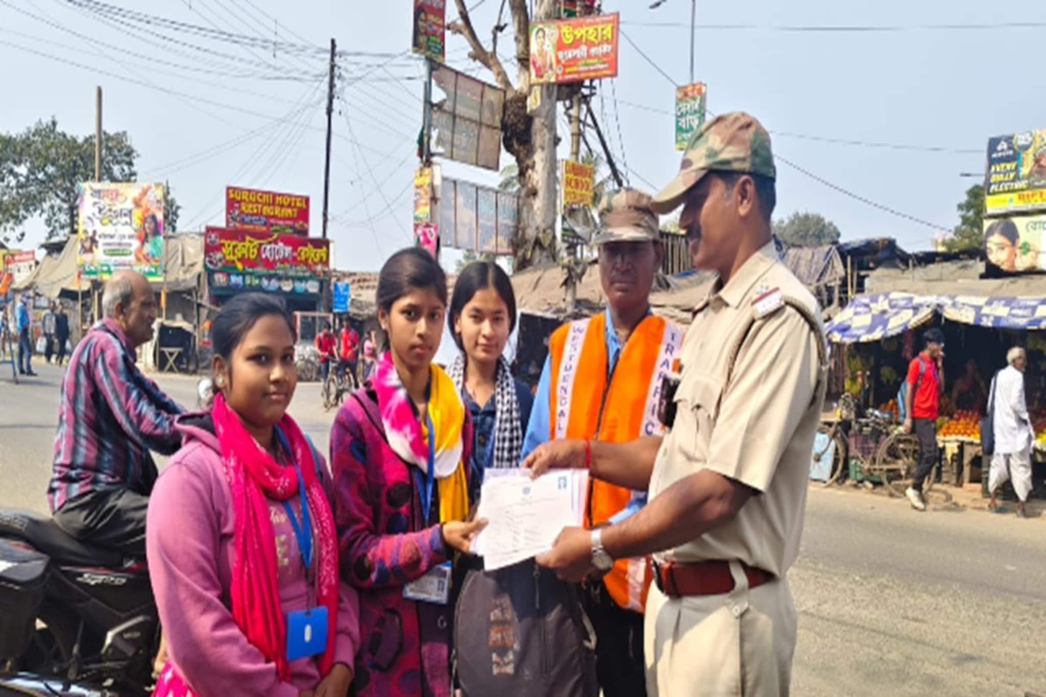 বাসে ব্যাগ বিভ্রাট, চোখে দল চলে এল মাধ্যমিক পরীক্ষার্থীর! তারপরেই দেবদূত হয়ে হাজির পুলিশ