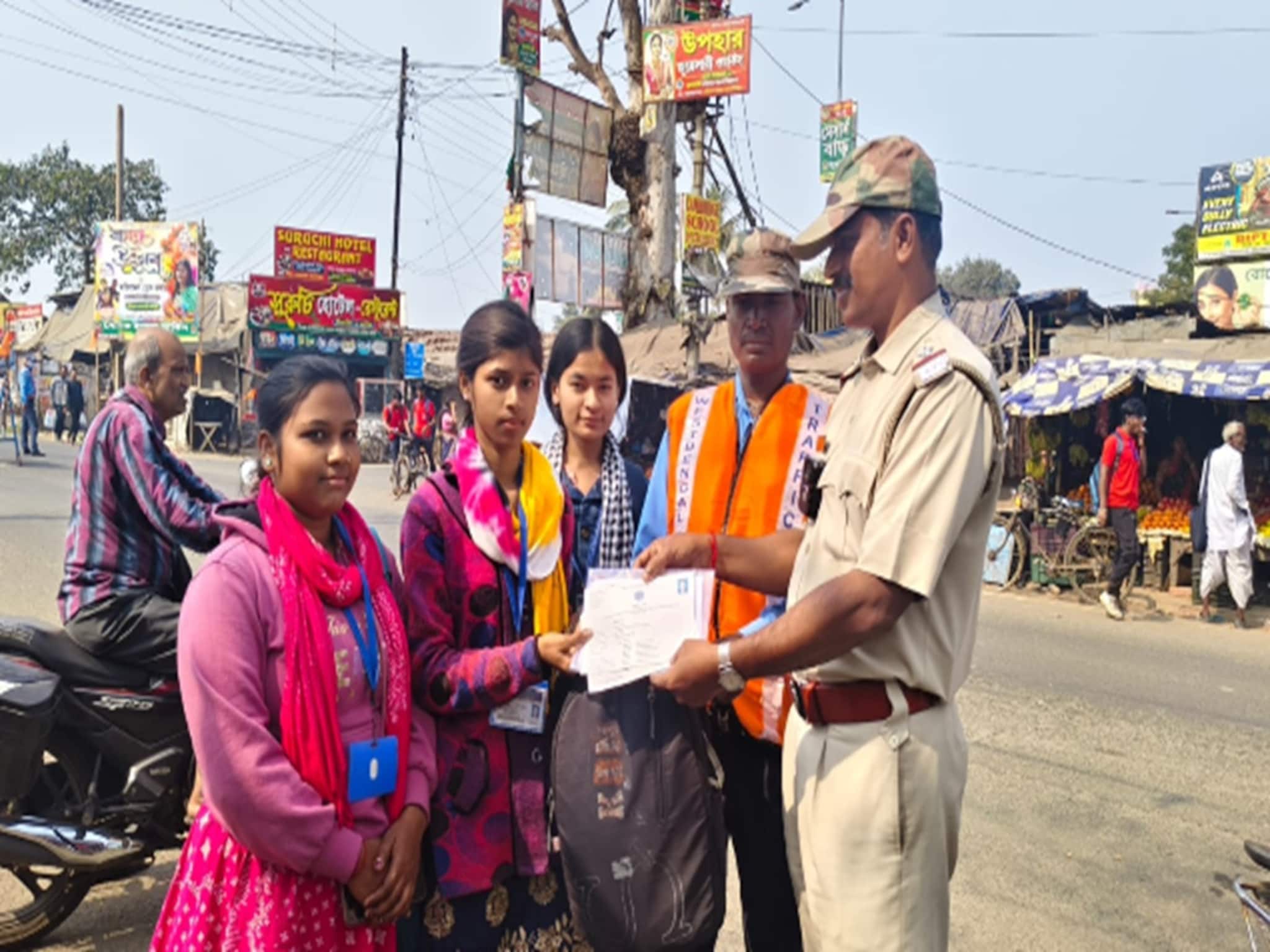 বাসে ব্যাগ বিভ্রাট, চোখে দল চলে এল মাধ্যমিক পরীক্ষার্থীর! তারপরেই দেবদূত হয়ে হাজির পুলিশ