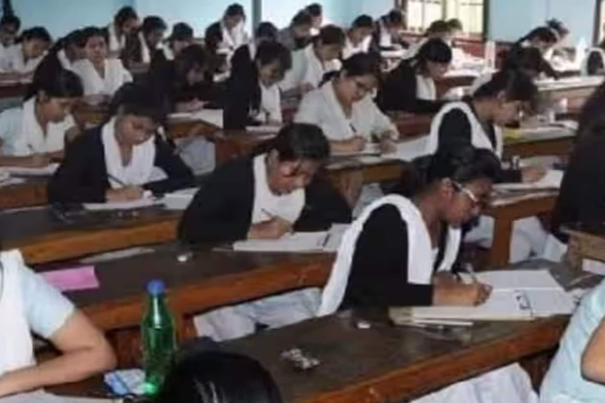 চলছিল মাধ্যমিক পরীক্ষা, হঠাৎ অসুস্থ দুই ছাত্রী! চেয়ার থেকে পড়ে গেলেন স্কুলের কর্মচারীও!