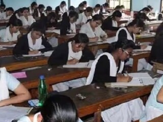 কী ঘটল পরীক্ষা চলাকালীন? (প্রতীকী ছবি)