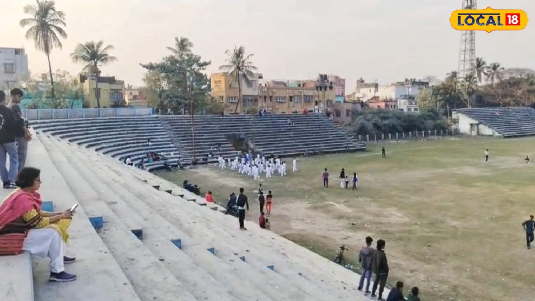 ফাটল ধরা গ্যালারি, দুর্গন্ধে ধুঁকছে চাঁচলের স্টেডিয়াম! বড় খেলা থেকে বঞ্চিত ক্রীড়াপ্রেমীরা