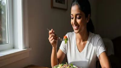 সারকথা, স্বাস্থ্যকর খাওয়া শুধু কী খাচ্ছেন তা নয়, কখন খাচ্ছেন সেটিও সমান গুরুত্বপূর্ণ। খাবার বাদ দেওয়া সাময়িকভাবে কার্যকর মনে হলেও শরীর সেটিকে শৃঙ্খলা নয়, চাপ হিসেবে গ্রহণ করে। সময়মতো সুষম খাবার রক্তে শর্করা স্থিতিশীল রাখে, বিপাকক্রিয়া ঠিক রাখে এবং সারাদিন শক্তি বজায় রাখতে সাহায্য করে। অনেক সময় সবচেয়ে সহজ অভ্যাস—নিয়মিত সময়ে খাওয়া—সবচেয়ে কার্যকর স্বাস্থ্যরক্ষার উপায় হয়ে ওঠে।