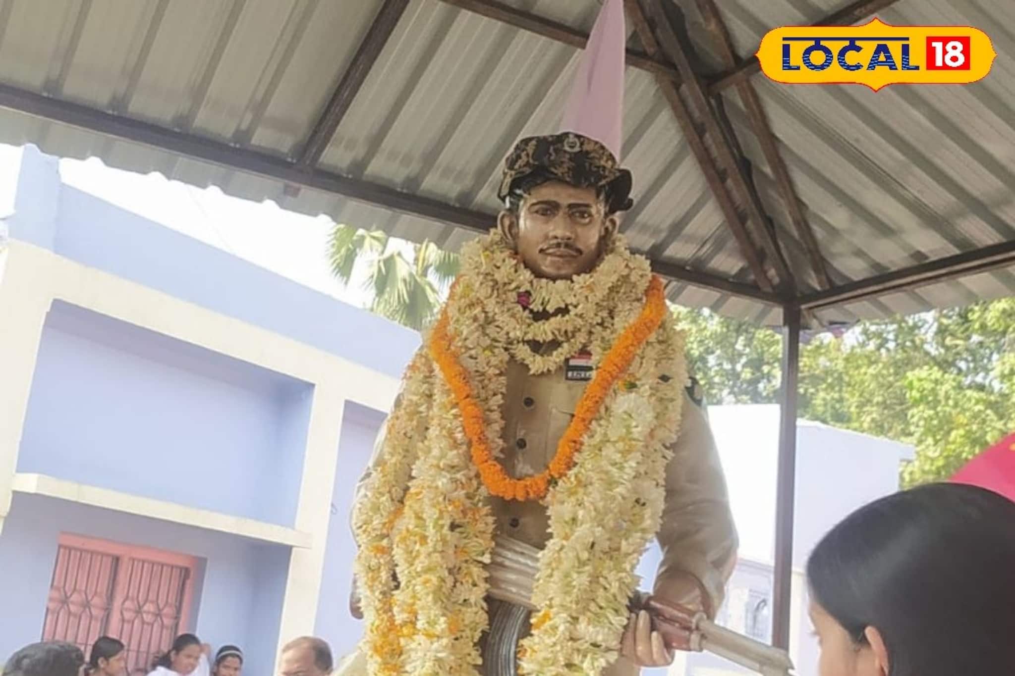 শহীদ সেনার আবক্ষ মূর্তি উন্মোচন করলেন মা! জানুন বীর সন্তানের বীরত্বের কাহিনি