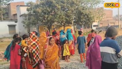 এলাকায় স্থানীয়দের জটলা এলাকায় স্থানীয়দের জটলা