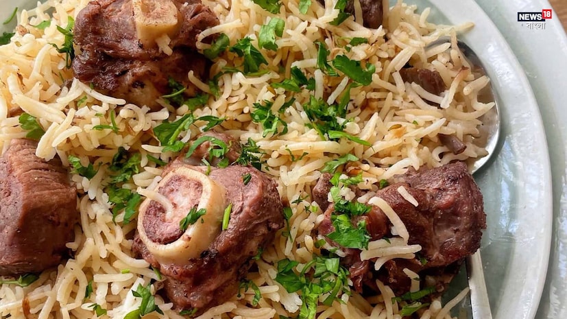 পার্সি ভাষায় ইয়াখনি মানে খাবারের দোকান। ইয়াখনি পোলাও উত্তর ভারতের এক সুগন্ধি ও মৃদু মশলাদার ভাতের পদ, যেখানে দই, গোটা মসলা ও মাংসের স্টক দিয়ে চাল রান্না করা হয়। এতে বিরিয়ানির মতো ঝাঁজ না থাকলেও স্বাদে থাকে গভীরতা ও মসৃণতা। নরম সেদ্ধ মাংস, সুগন্ধি বাসমতী চাল আর হালকা মশলার ভারসাম্যে এই পদটি বিশেষ করে উৎসব বা পারিবারিক আয়োজনের জন্য আদর্শ। পার্সি ভাষায় ইয়াখনি মানে খাবারের দোকান। ইয়াখনি পোলাও উত্তর ভারতের এক সুগন্ধি ও মৃদু মশলাদার ভাতের পদ, যেখানে দই, গোটা মসলা ও মাংসের স্টক দিয়ে চাল রান্না করা হয়। এতে বিরিয়ানির মতো ঝাঁজ না থাকলেও স্বাদে থাকে গভীরতা ও মসৃণতা। নরম সেদ্ধ মাংস, সুগন্ধি বাসমতী চাল আর হালকা মশলার ভারসাম্যে এই পদটি বিশেষ করে উৎসব বা পারিবারিক আয়োজনের জন্য আদর্শ।