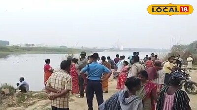 ঘটনাস্থলে স্থানীয় মানুষজন এবং পুলিশ, প্রশাসনের কর্মীরা