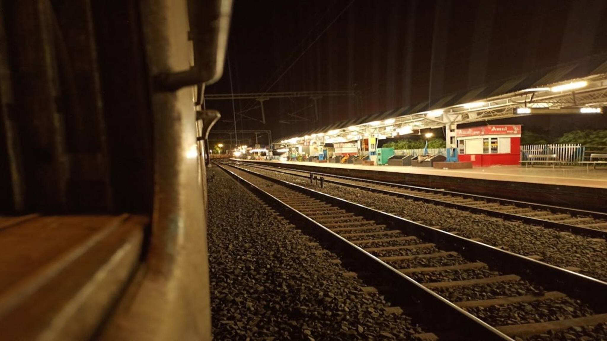 নিউ ফরাক্কা স্টেশনে দুই লাইনের মাঝে এ কী পড়ে আছে! গভীর রাতে চোখ পড়তেই আঁতকে উঠল GRP!