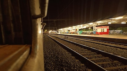 নিউ ফারাক্কা স্টেশনে কী ভয়ঙ্কর ঘটনা (প্রতীকী চিত্র) নিউ ফারাক্কা স্টেশনে কী ভয়ঙ্কর ঘটনা (প্রতীকী চিত্র)