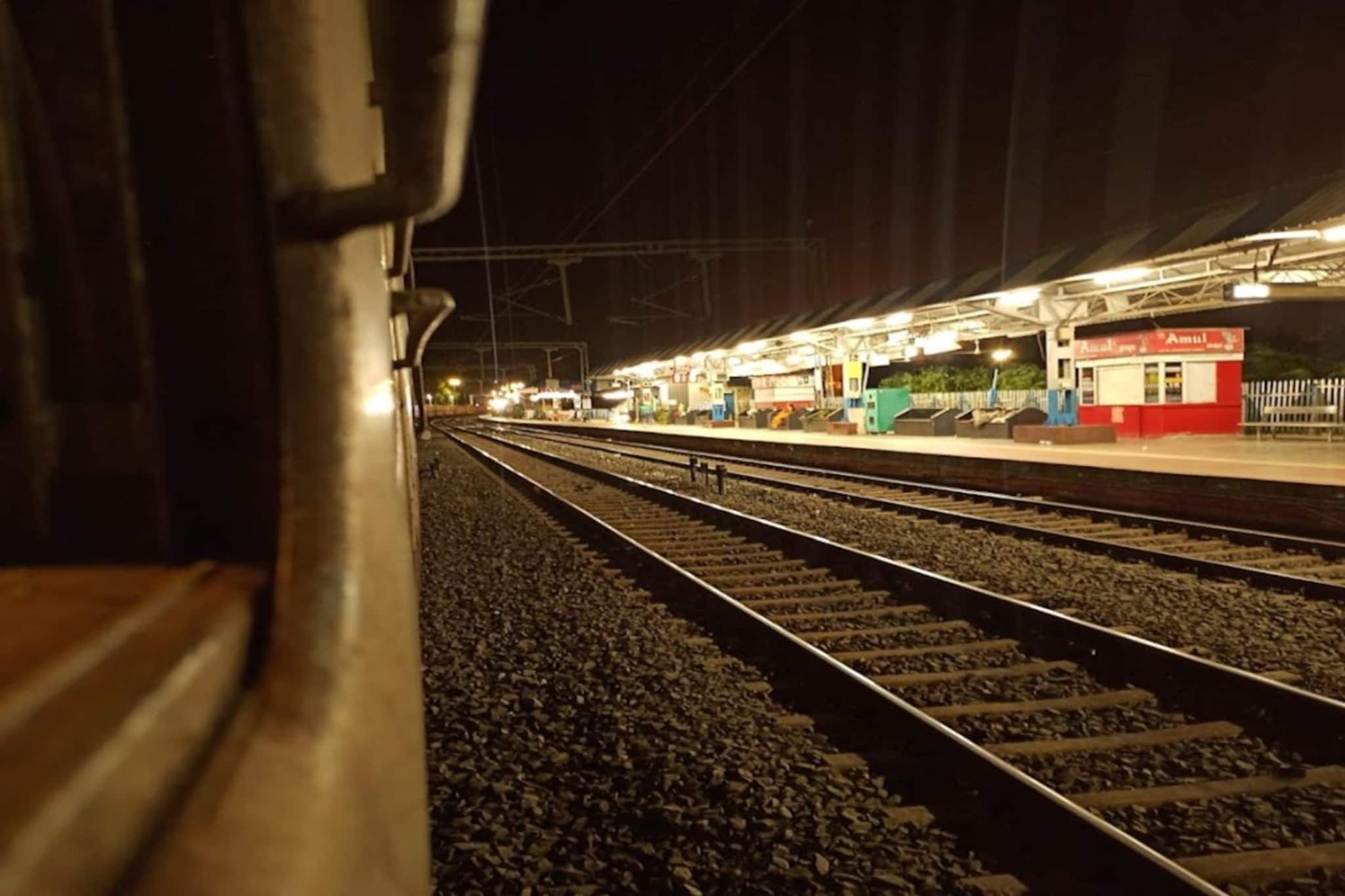 নিউ ফরাক্কা স্টেশনে দুই লাইনের মাঝে এ কী পড়ে আছে! গভীর রাতে চোখ পড়তেই আঁতকে উঠল GRP!