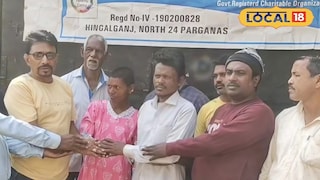 পরিবারের হাতে তুলে দেওয়ার মুহূর্ত পরিবারের হাতে তুলে দেওয়ার মুহূর্ত