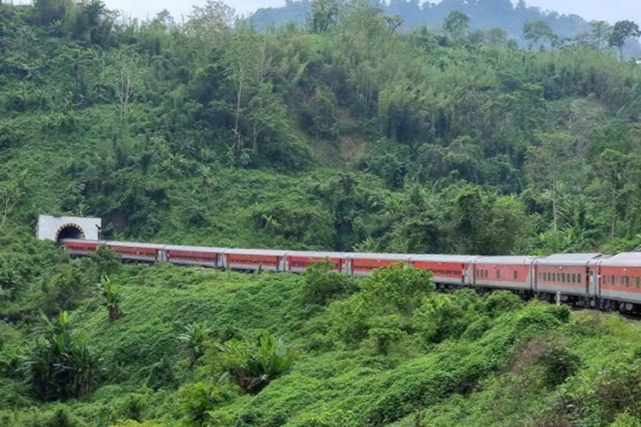 রেলযাত্রীদের জন্য সুখবর..! স্টেশনে স্টেশনে ১৯ ট্রেনে দেওয়া হল স্টপেজ! দেখুন তালিকা রেলযাত্রীদের জন্য সুখবর..! স্টেশনে স্টেশনে ১৯ ট্রেনে দেওয়া হল স্টপেজ! দেখুন তালিকা