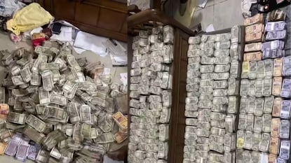 থরে থরে সাজানো টাকার বাণ্ডিল থরে থরে সাজানো টাকার বাণ্ডিল