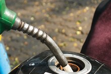 Petrol : ১০০, ২০০ টাকার পেট্রোল ভরান বাইকে? এমন ভুল করলে ভুগতে হবে, আসল 'কায়দা' জানা থাকলে অনেক টাকা বাঁচবে