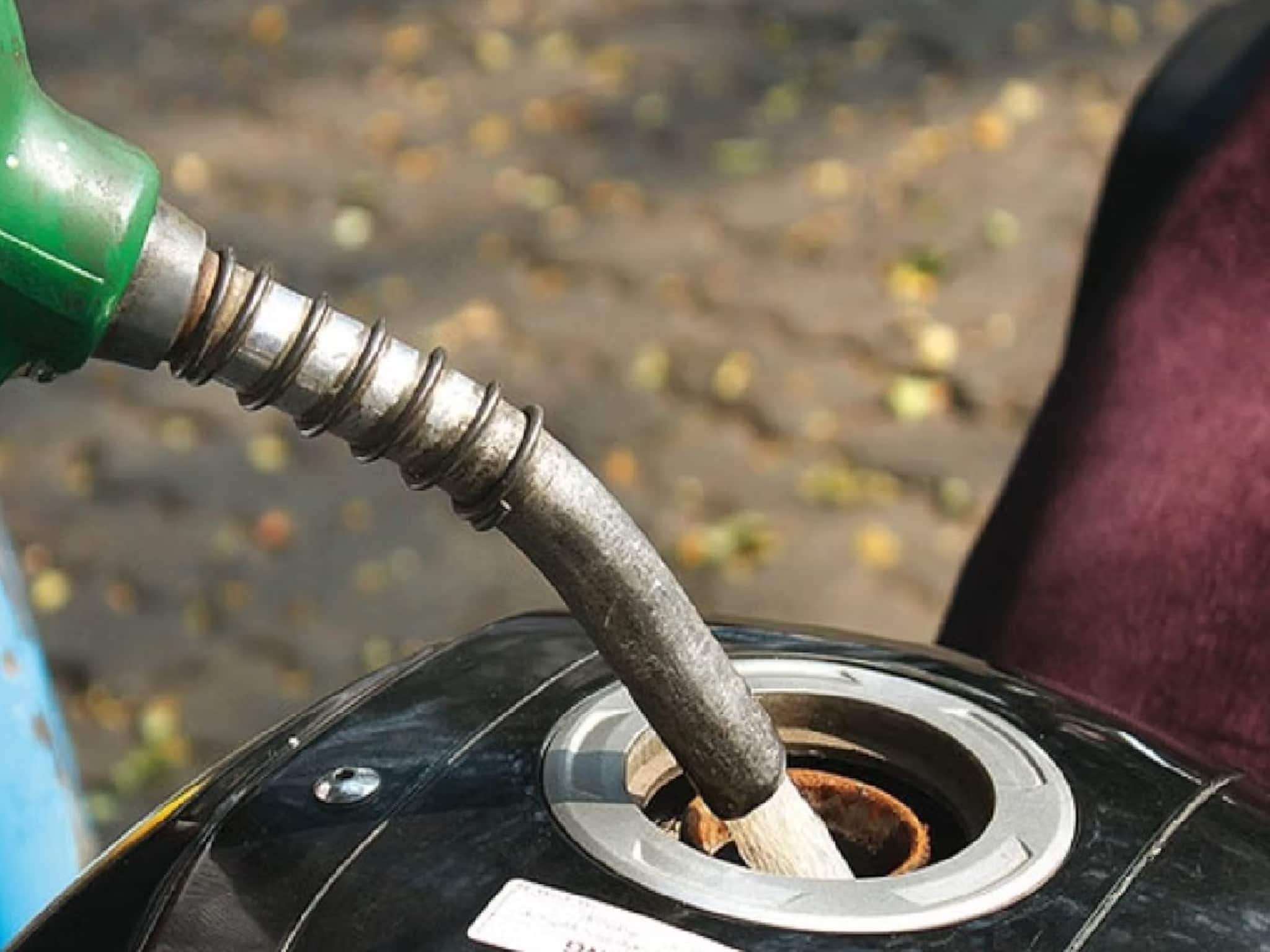 ১০০, ২০০ টাকার পেট্রোল ভরান বাইকে? এমন ভুল করলে ভুগতে হবে, আসল 'কায়দা' জেনে নিন