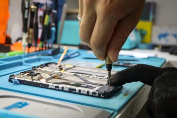 ফোন সারাতে গিয়ে ব্যক্তিগত ছবি ফাঁস? সার্ভিস সেন্টারে যাওয়ার আগে এই ৩টি কাজ অবশ্যই করুন!