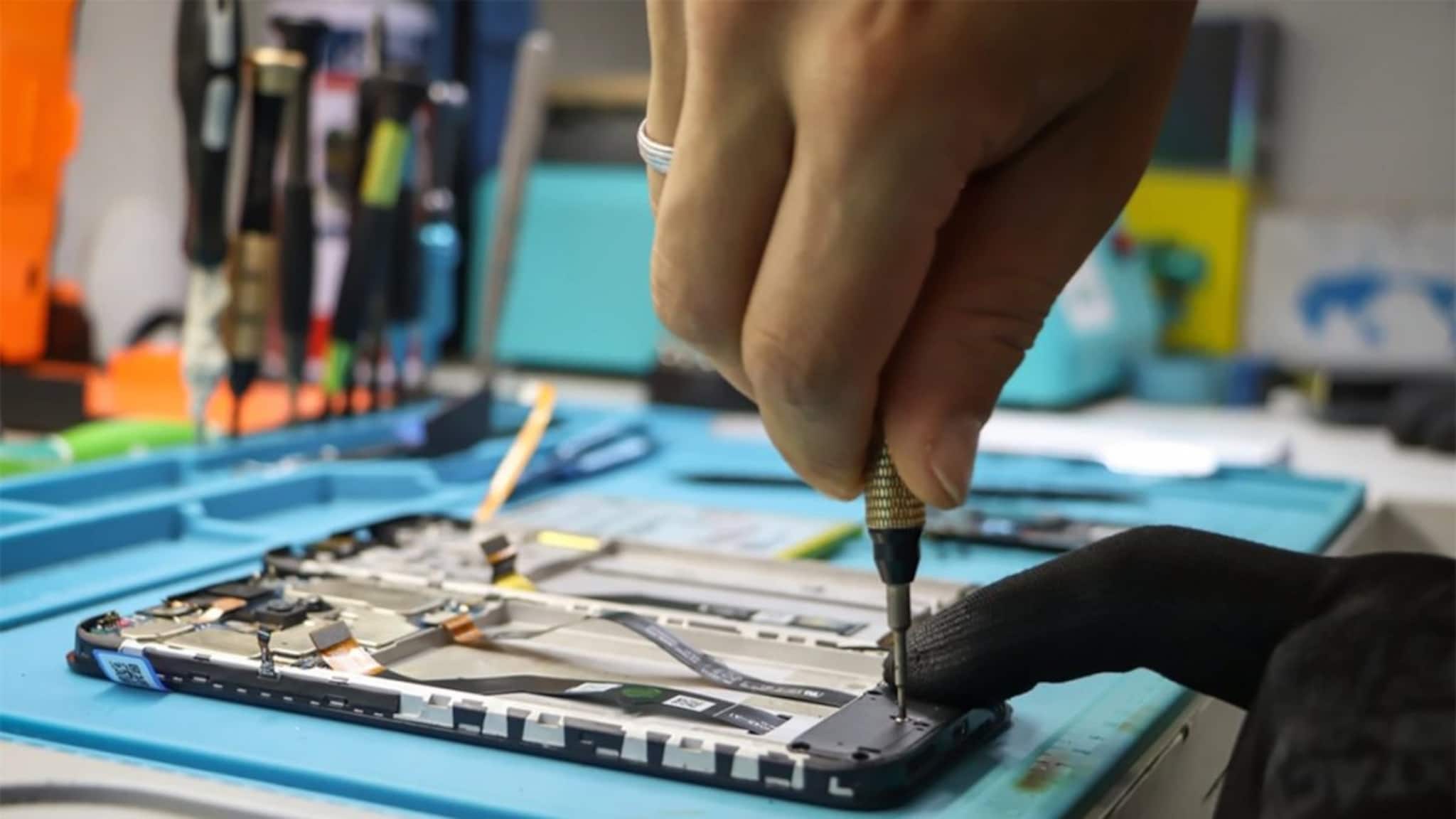 Smartphone Repair Safety Tips: ফোন সারাতে গিয়ে ব্যক্তিগত ছবি ফাঁস? সাবধান! সার্ভিস সেন্টারে যাওয়ার আগে এই ৩টি কাজ অবশ্যই করুন!