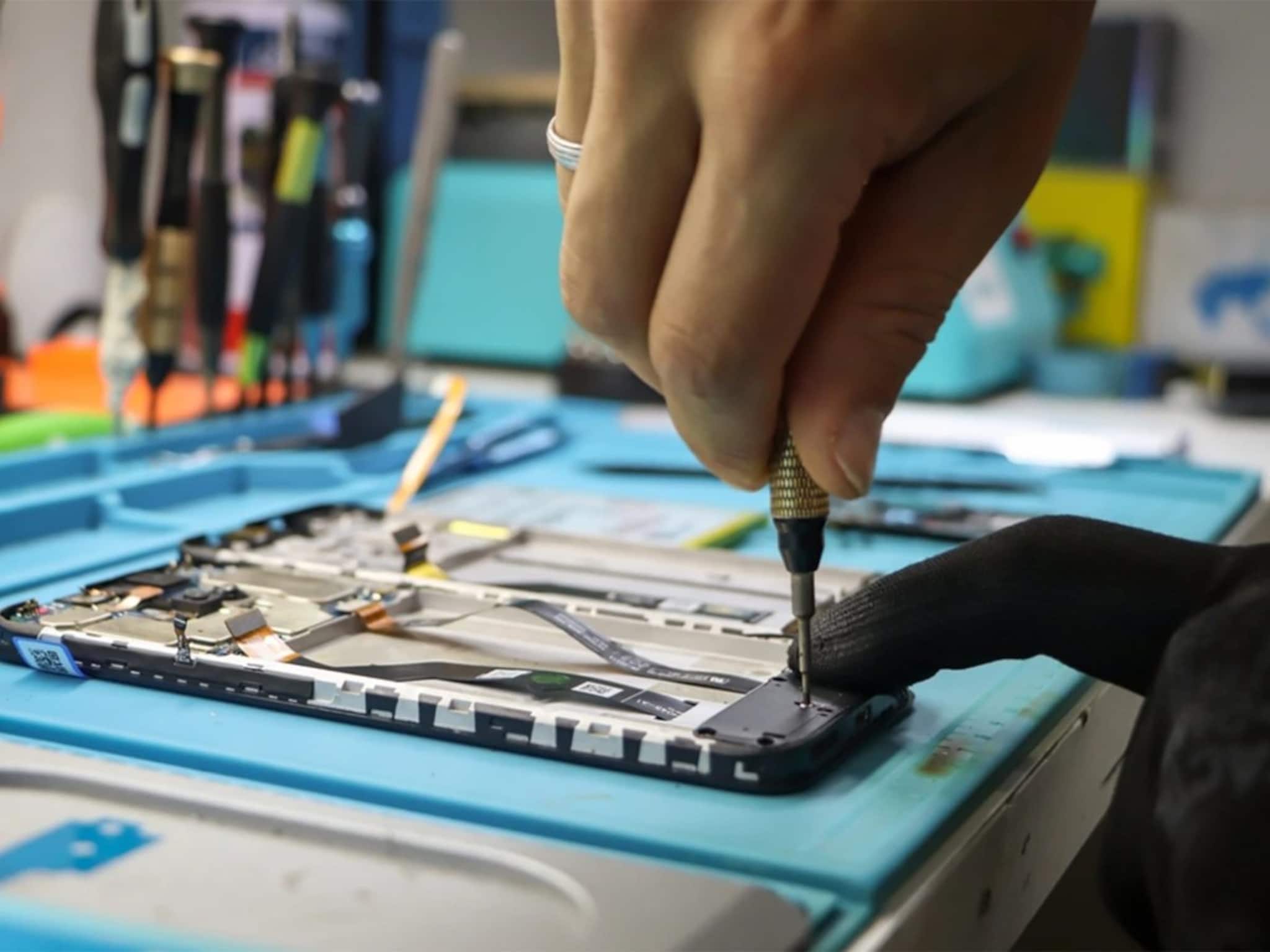 ফোন সারাতে গিয়ে ব্যক্তিগত ছবি ফাঁস? সার্ভিস সেন্টারে যাওয়ার আগে এই ৩টি কাজ অবশ্যই করুন!