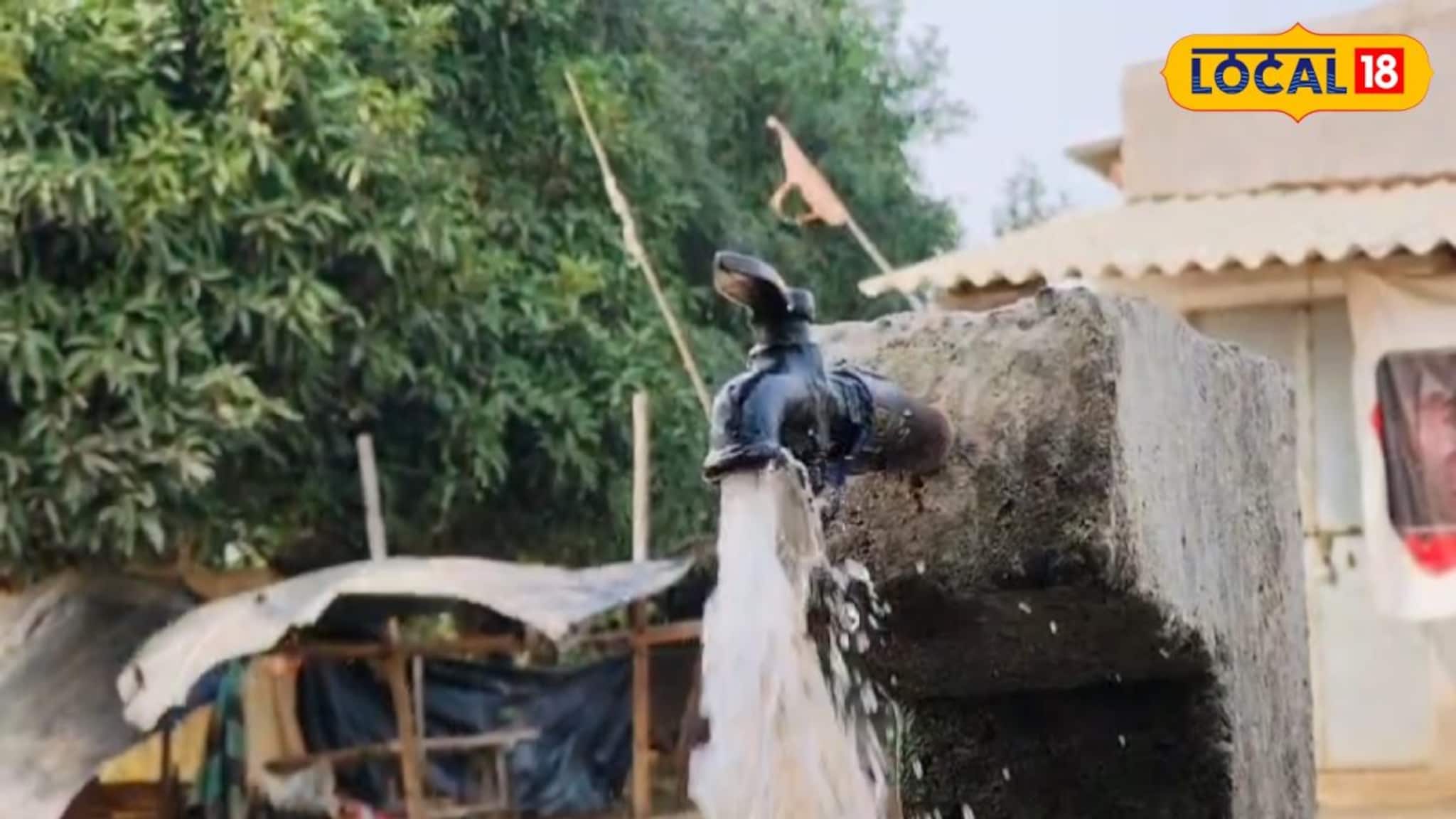 তেষ্টা মেটাতে নদীর বালি খুঁড়ছে মানুষ, এখন থেকেই পানীয় জল সঙ্কটের আশঙ্কা পুরুলিয়ায়