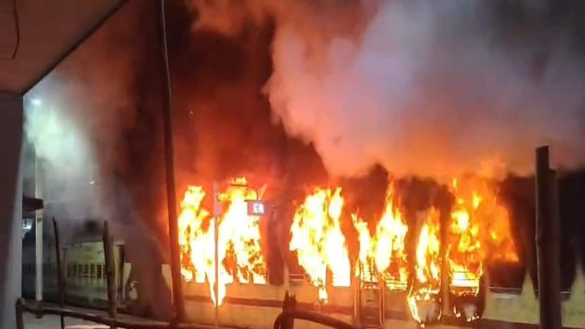 দাউদাউ জ্বলছে ট্রেনের কামরা! কাটোয়া-আজিমগঞ্জ লোকাল ট্রেনে আগুন, যাত্রীদের মধ্যে আতঙ্ক! কী ভাবে ঘটল এমন?