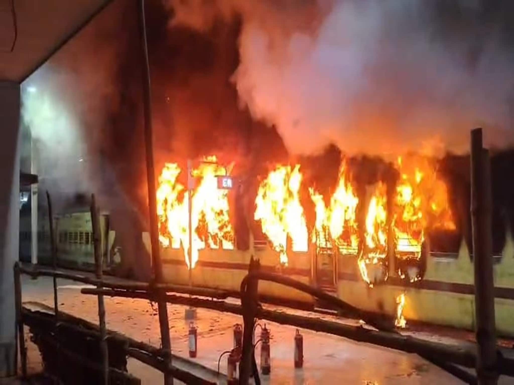 দাউদাউ জ্বলছে ট্রেনের কামরা! কাটোয়া-আজিমগঞ্জ লোকাল ট্রেনে আগুন, যাত্রীদের মধ্যে আতঙ্ক!